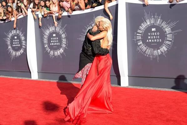 Foto: Nahá Miley Cyrus a královna Beyoncé pobraly ceny MTV