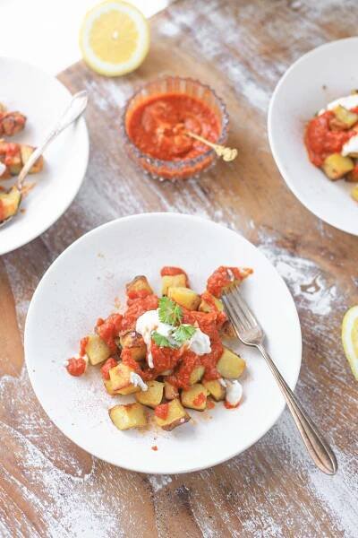 Patatas bravas met citroen