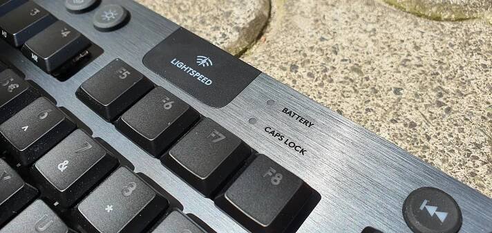 Logitech G915 TKL - recenze [CzechGamer]