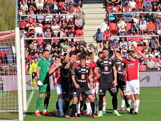 FOTO: Během třaskavého derby Pardubice - Hradec Králové stadion praskal ve švech