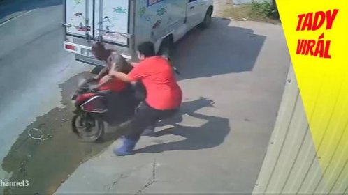 Čórkař ukradl motorku. Pohotový majitel mu dal co proto