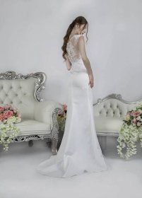 Elegantní bílé svatební šaty krátké s rozparkem