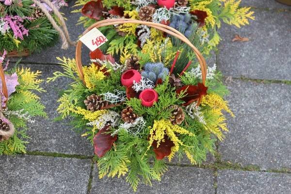Floristům v Olomouci začala dušičková sezona. S věnci pomáhá speciální stroj