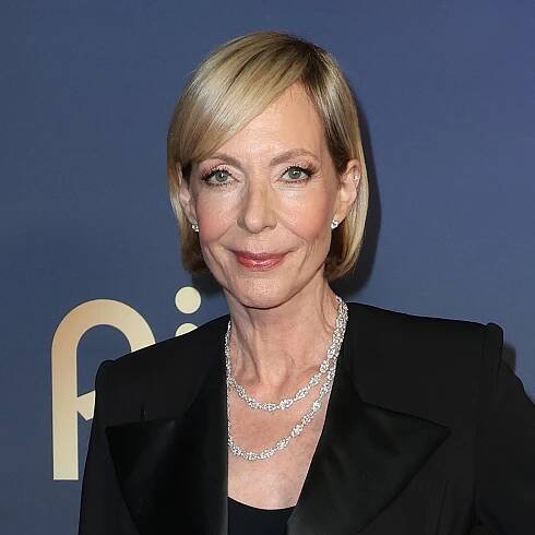 Allison Janney’s Leg Is the Main Character of This Show-Stopping Red-Carpet Look