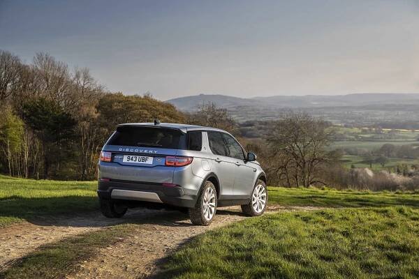 Land Rover představil novou Discovery Sport. K dispozici budou mild-hybridní diesely i tříválcový plug-in hybrid