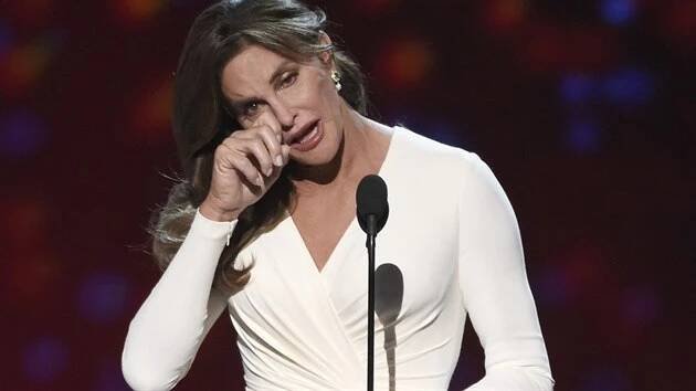 Caitlyn Jennerová se při přebírání ceny neubránila slzám.