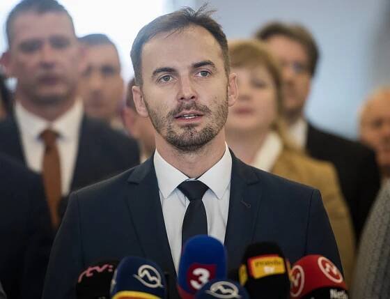 Fico sa v parlamente správa ako zranený vlk, hovorí predseda poslaneckého klubu OĽaNO Michal Šipoš....