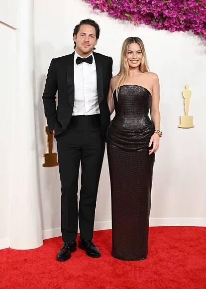 Margot Robbie and Tom Ackerley on the red carpet.