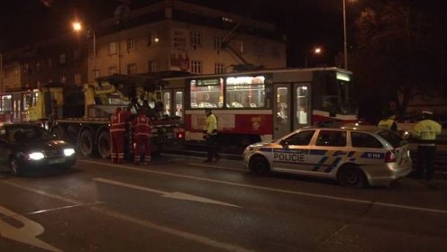 Policejní vůz v Praze spěchal k případu a zůstal vězet v kolejišti