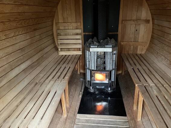 Sauna je kompletně vytápěna pomocí kamen na dřevo. Řešení je velmi efektivní a úsporné - Dřevostavitel.cz