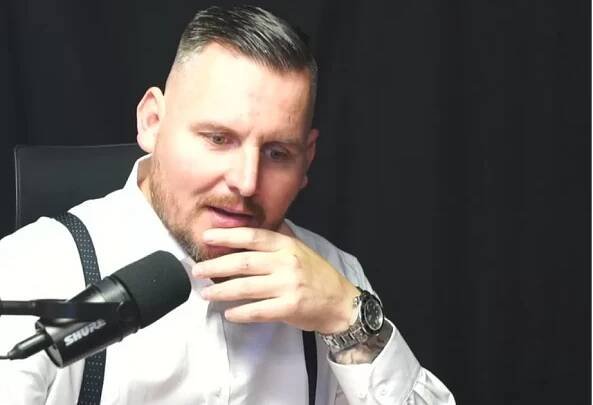 „Bývalá vláda na mě vystavila tři mezinárodní zatykače, což je historický rekord Slovenska,“ říká Danny Kollar, nezávislý novinář