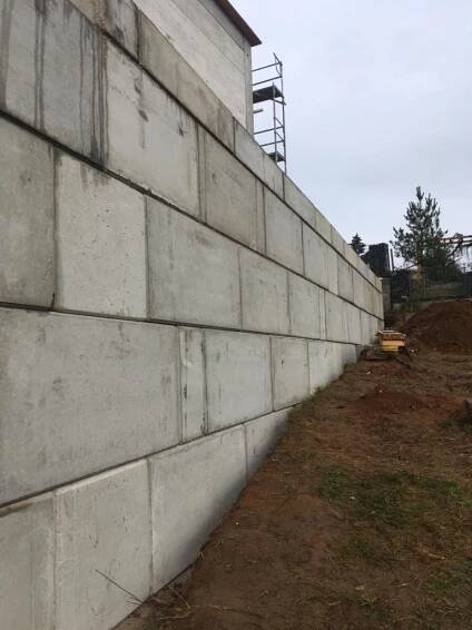 Senohraby - opěrná stěna u RD - betonové bloky - MegaBeton - betonový blok