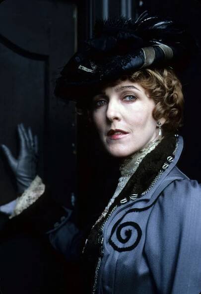 Návrat Sherlocka Holmese - Druhá skvrna (S01E04) (1986)