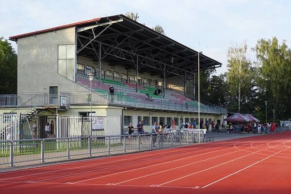 Soubor:Tribuna stadionu SK Vysoké Mýto.jpg