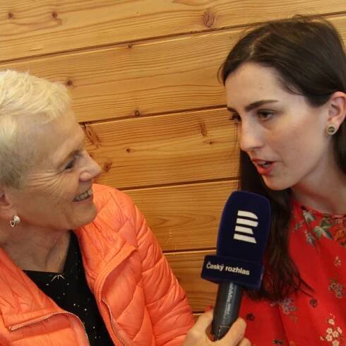 Julie Kučerovská,  autorka Kuchařky pro teenagery,  s Mirkou Nezvalovou při natáčení rozhovoru pro pořad Dámská jízda | foto: Michaela Fabiánová