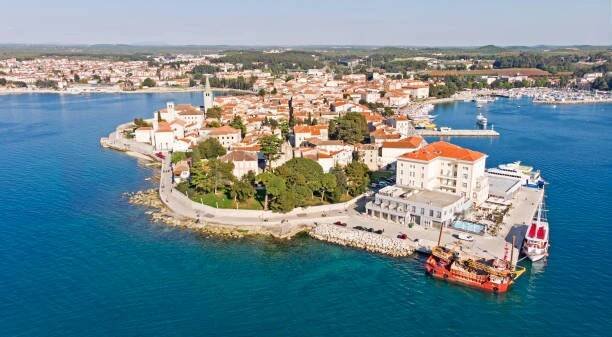 letecký pohled na staré město poreč, istrii, chorvatsko - poreč - stock snímky, obrázky a fotky