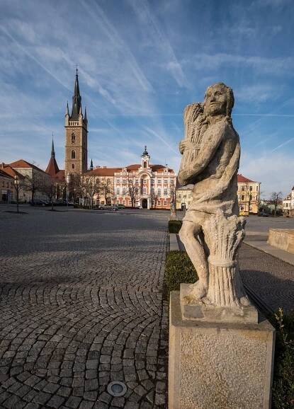Adoptuj si květináč. Pěší zóna v Čáslavi se rozzáří barevnými květinami