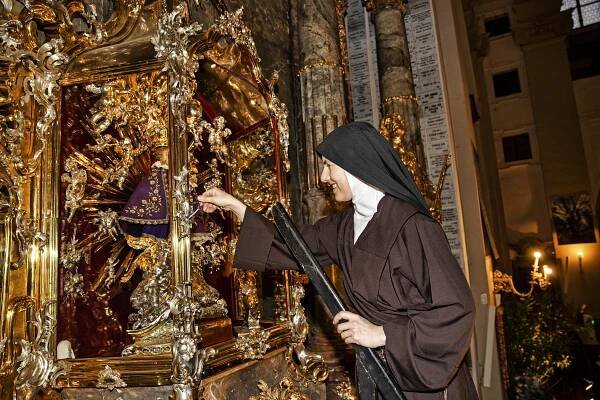 Obrazem: Pražské Jezulátko se vysvléklo, oblékne se až po půlnoční mši