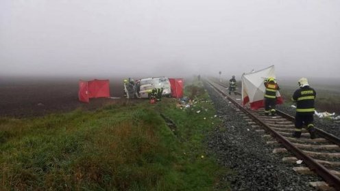 Tragédie na železnici u Prahy. Dodávku smetl vlak, dva lidé zemřeli