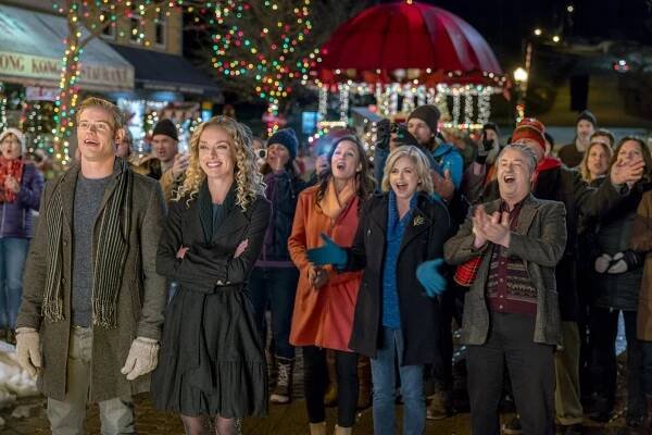 Trevor Donovan, Rachel Skarsten, Crystal Lowe, Michele Scarabelli, Keith MacKechnie - Marry Me at Christmas - Z filmu