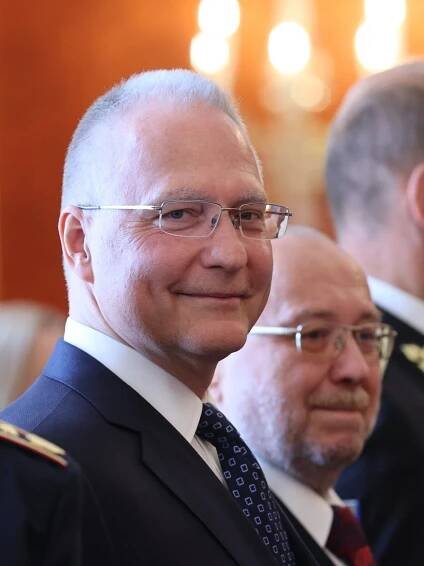 Pavlův nabitý den: Po pietě na Den vítězství jmenoval generály i Zemanem odmítaného Koudelku