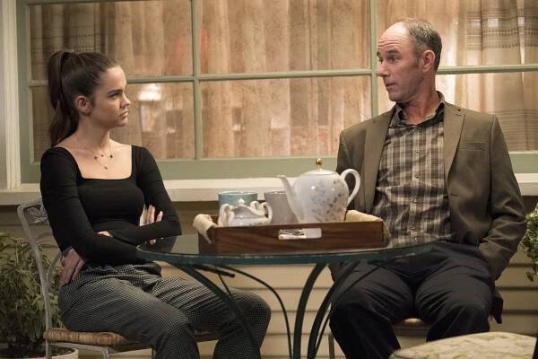 Fosterovi - Sbohem duchu - Z filmu - Maia Mitchell, Jamie McShane