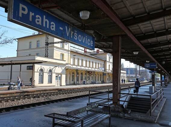 Konec absurdního přecházení? Vršovické nádraží bude mít provizorní lávku