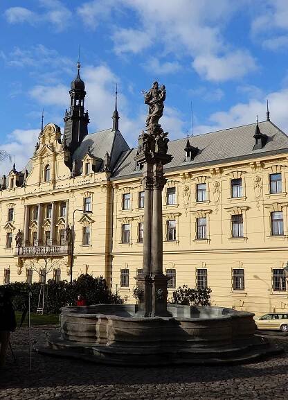 Soubor:Josefský sloup, Praha - Karlovo náměstí.jpg – Wikipedie