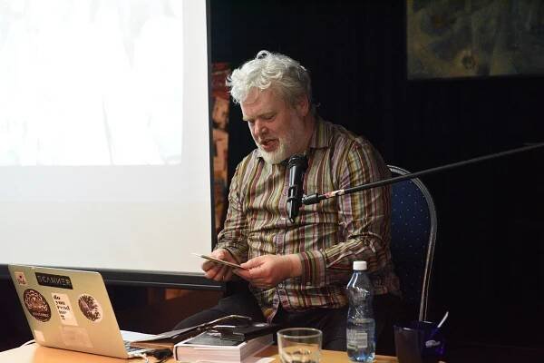 Publicista Pavel Klusák představil ve společenském domě svůj pohled na Semafor