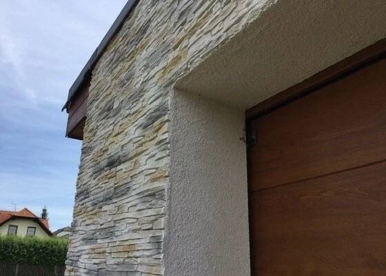 Kamenný obklad garáže a části domu (bungalov). Cca 30 m².