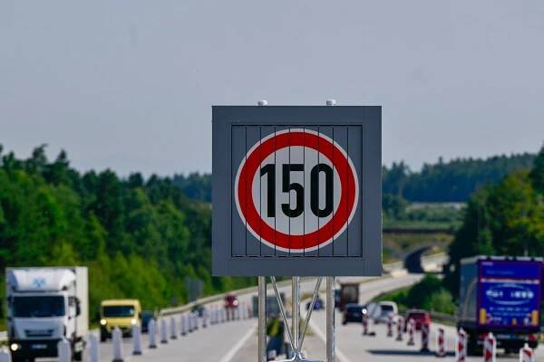 Značky už se instalují. První motoristé se rychlostí 150 km/h projedou po dálnici D3