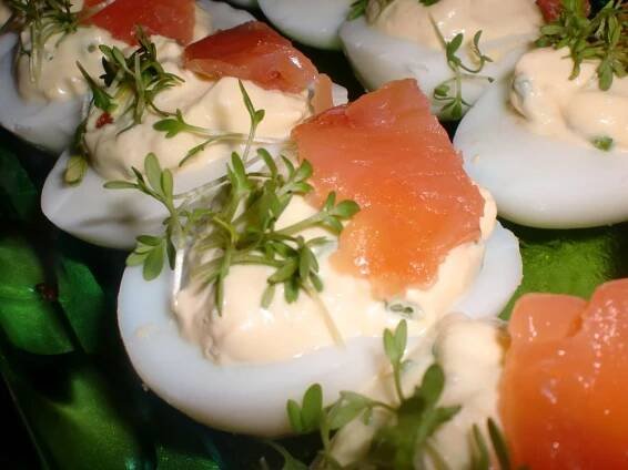 Recept: Plněná vajíčka s uzeným lososem | Tradičnírecepty.cz