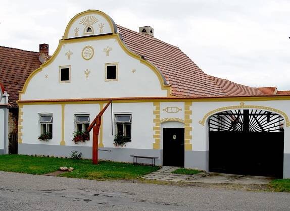 Víte, k čemu u starých domů sloužil výklenek nad dveřmi?