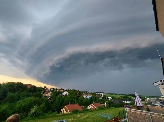 FOTOGALERIE: Jak zachytili bouřkové mraky nad západem Čech čtenáři Drbny