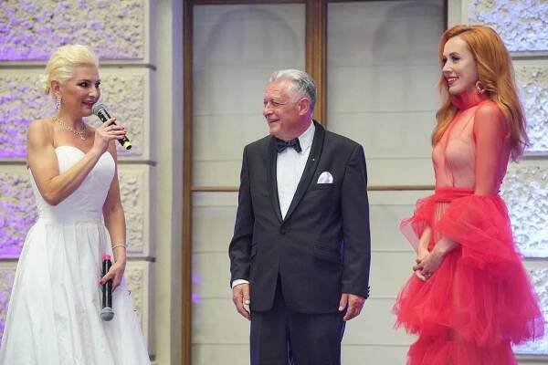 Tajemství krásných svatebních šatů. Sexy zrzavá Slovenka si na ně nechala vyšít důležité momenty jejího vztahu