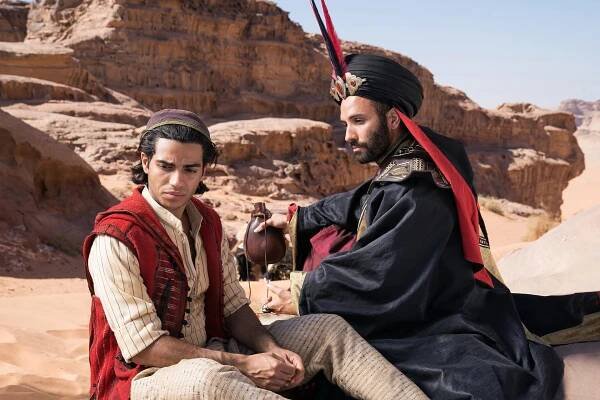 Marwan Kenzari and Mena Massoud in Aladin (2019)