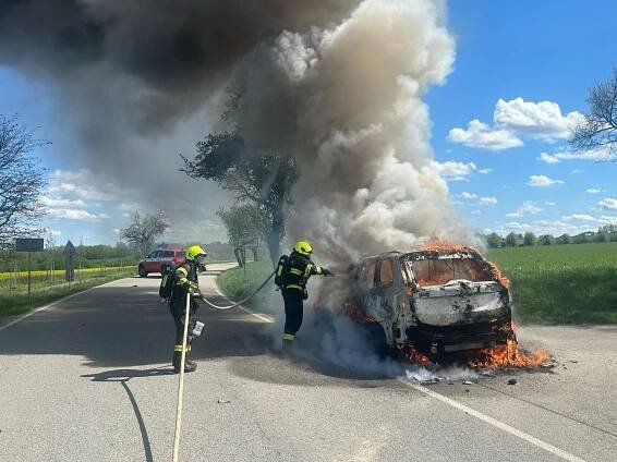 Hasičské listy | Hasiči likvidovali požár osobního automobilu u obce Všechromy | 112