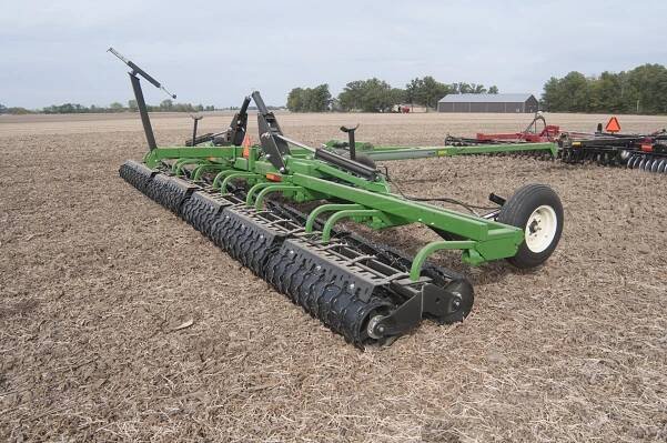 Rolling Harrow 1645D in Field
