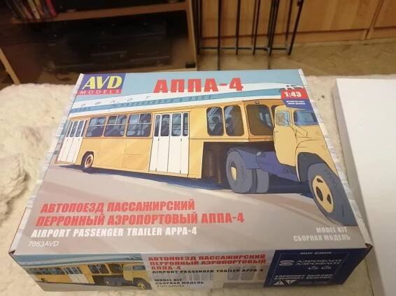 Autobusový letištní návěs/stavebnice AVD/+ tahač Maz 5431 1:43