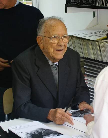 Soubor:Santiago Carrillo firmando en la Feria del Libro de Madrid en 2006.jpg