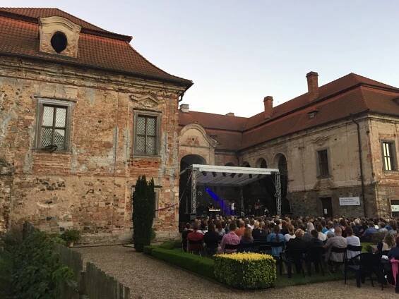 Včera jsme si vyrazili s GerTruDou a jejími kamarády na koncert na zámek Nebílovy. Společnost nám dělali zámečtí pávi, objevíte