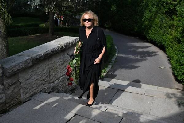 FOTO: Barbora Munzarová přišla dát sbohem Rudolfu Jelínkovi. – stránka 43