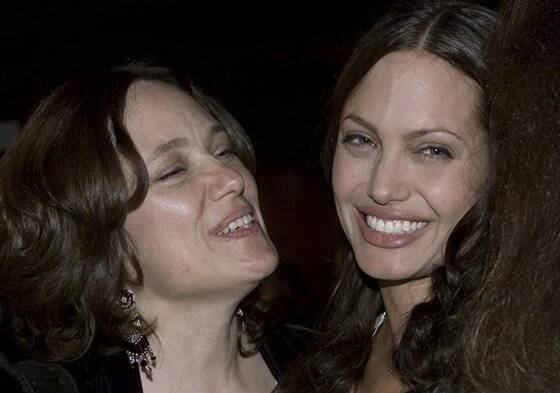 Teta Angeliny Jolie zemřela v neděli na rakovinu prsu, bylo jí 61 let - iDNES.cz