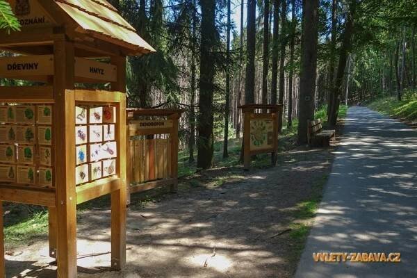 Chlumíčkovou naučnou stezkou a do sochařského parku U sv. Josefa