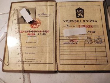 Stará vojenská knížka včetně povolávacího rozkazu a známky - Sběratelství
