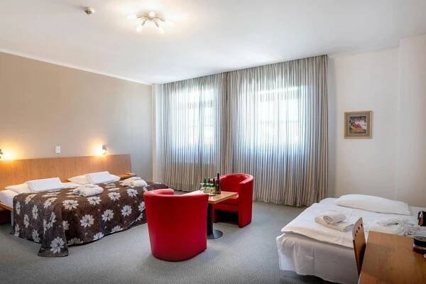 Postel nebo postele na pokoji v ubytování Hotel Galant Mikulov