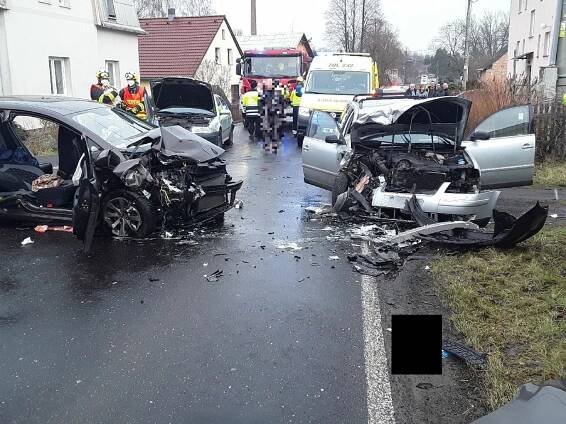 Nehoda tří aut v Dolních Křečanech se zraněním