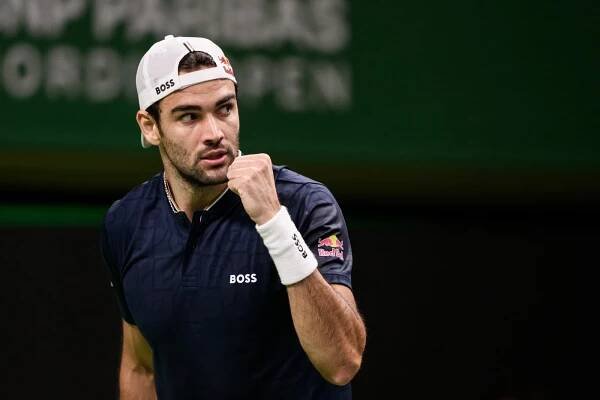 Berrettiniho nedávná skreč udržela ve hře. Ve Stockholmu slaví vítěznou premiéru