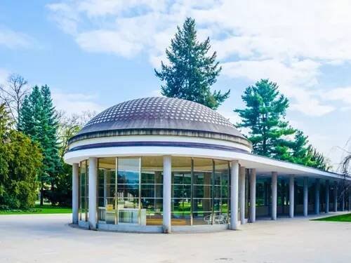 Léto v Poděbradech: Atrium Letních lázní ožívá – Kudy z nudy