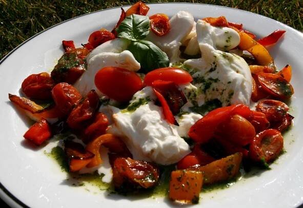 Burrata s pečenými rajčaty a bazalkovým olejem